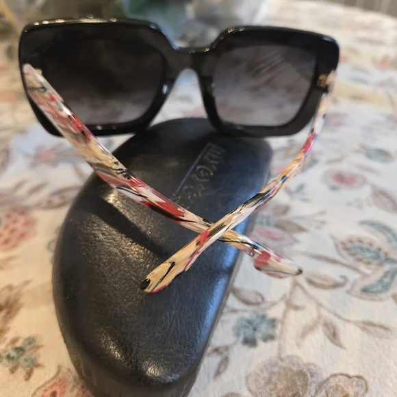 Burberry Women's Sunglasses with Black and Multicolor Design - Picture 3 of 11